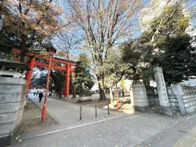 地上に出たら花園神社を通過