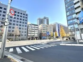 花園神社近くの横断歩道に当ビルが面しているので渡れば到着