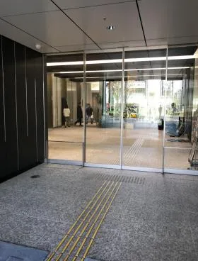 表参道グランビル(旧: クローバー南青山)の外観