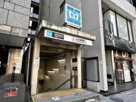 出入口3から地上に出る