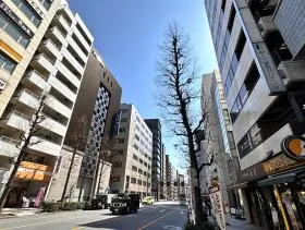 出入口近くにある通り（人形町通り・水天宮通り）を人形町方面に直進する