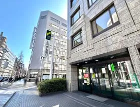 三井住友銀行を通過し、右に曲がれば当ビル着