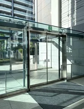 新宿フロントタワーの外観