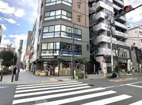出入口の前にある横断歩道を渡り、右に進む