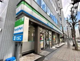 ファミリーマートを通過し、次の十字路で左に曲がれば当ビル着