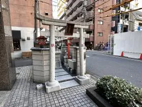 出入口のすぐ近くにある小さな神社（橘稲荷神社）を通過し、直進する
