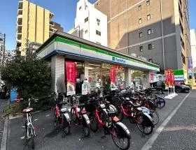 ファミリーマートの手前で右に曲がれば当ビル着