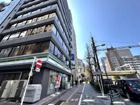 出入口前にあるファミリーマートを通過する