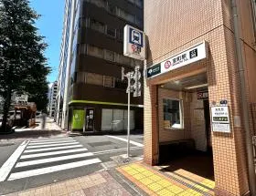 A6出入口はA7出入口のすぐ近くにあるので、A7出入口の方に向かえば当ビルが見える
