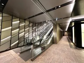 エスカレーターorエレベーター（写真奥）で地上へ出る