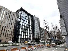 昭和通り沿いを銀座方面に進めば当ビル着