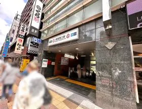 D5出入口から地上に出て、右に進む（小滝橋通り沿い）