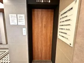 四谷三栄町スクエアの外観