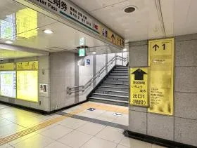 出入口1を目指す