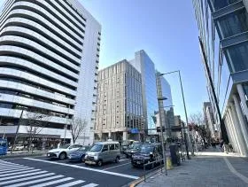 青山通り（左側）を直進していけば当ビル着