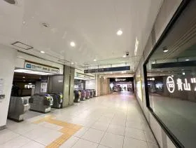 南青山方面改札を出て左に進む