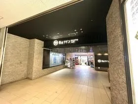 改札のすぐ近くにビルの入口がある（駅直結）