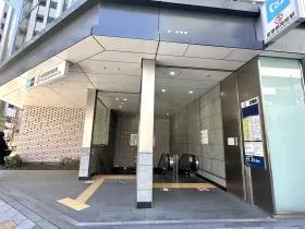 出入口1（階段orエスカレーター）から地上に出る