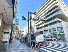新宿通り（旧甲州街道）沿いを少し直進すれば当ビル着