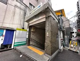 A7出入口から地上に出て左に進む