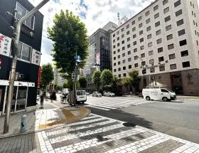 横断歩道を渡れば当ビル着