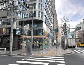 出入口から新大橋通り沿いを直進し、ミニストップを通過する