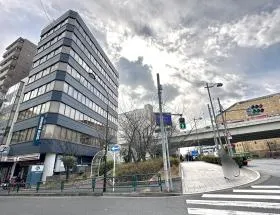 橋（茅場橋）の手前の横断歩道を渡り、左に曲がれば当ビル着