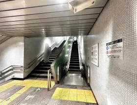 階段orエスカレーターで上がる