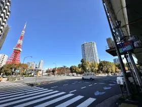 出入口近くの赤羽橋を超え桜田通り沿いを進み（東京タワーと反対側）、横断歩道を左に渡って少し直進すれば当ビル着