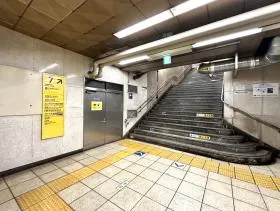 出入口7から地上に出る