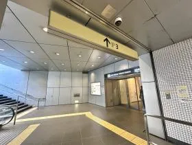 出入口3近くに来ると駅直結なので当ビルに入れる
