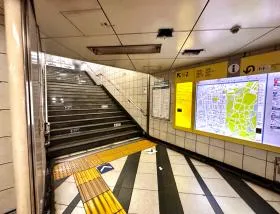 地上に出る場合は出入口2を目指す