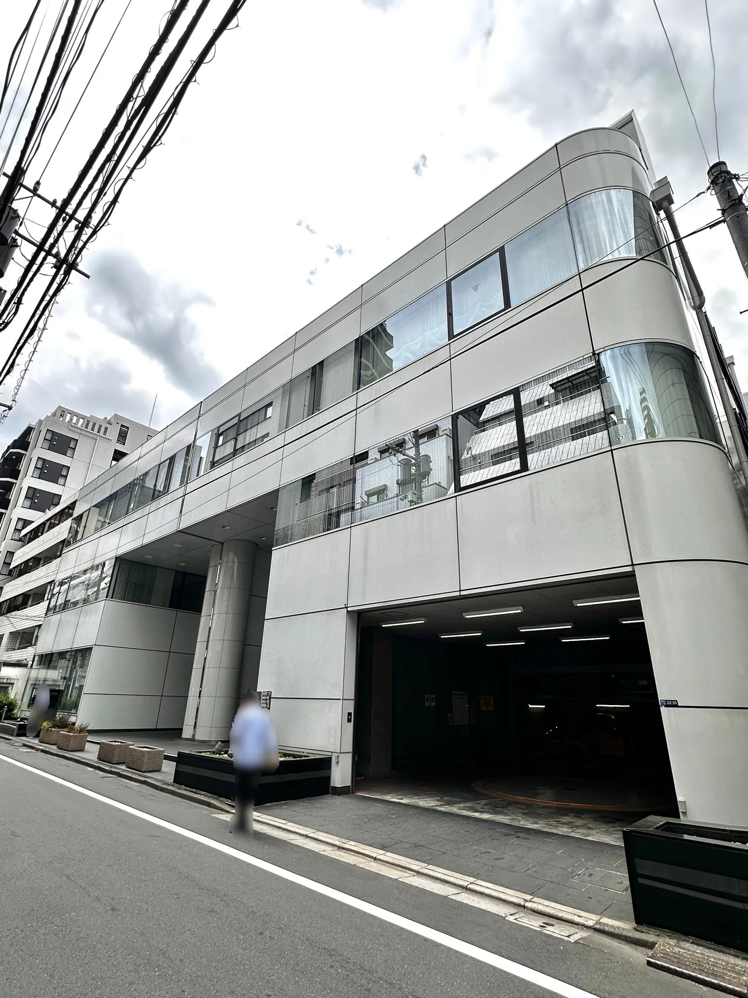西新宿三晃ビルの外観写真