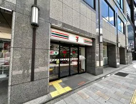 セブンイレブンを通過、もう少し直進すれば当ビル着