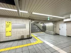 出入口1を目指す