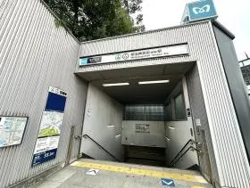 出入口のすぐ近くに当ビルがある
