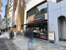 出入口近くの吉野家を通過し、直進する