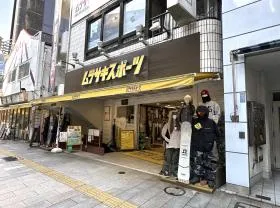ムラサキスポーツを通過、少し直進すれば当ビル着