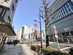 地上に出たら靖国通り方面に進み、左に曲がれば当ビル着