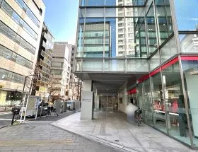 三菱UFJ銀行を通過する