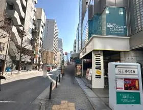 ドトールコーヒーを通過し、次の交差点で右に曲がれば当ビル着