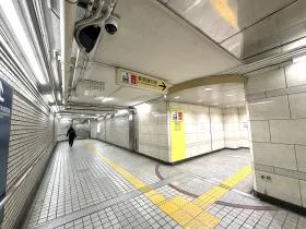 階段orエスカレーターで地上へ出る