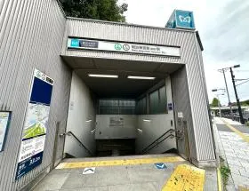 出入口1から地上に出たら歩道橋がある方に進む（代々木公園方面）