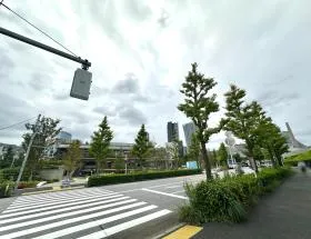 横断歩道を渡り右に進む