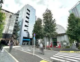 左（公衆トイレの手前）に曲がれば当ビル着