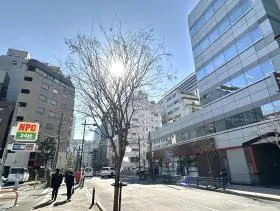 駐車場を通過し、左に曲がる（駐車場の反対側にセブンイレブン）