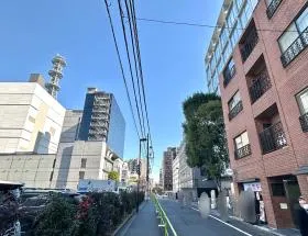 次の十字路まで直進すれば当ビル着