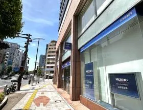 出入口の隣にあるみずほ銀行を通過し右に曲がる
