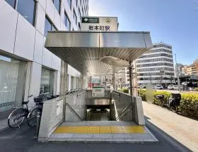 A4出入口から地上に出て、靖国通りに向かう