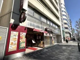 靖国通り沿いを直進、カフェベローチェを通過する